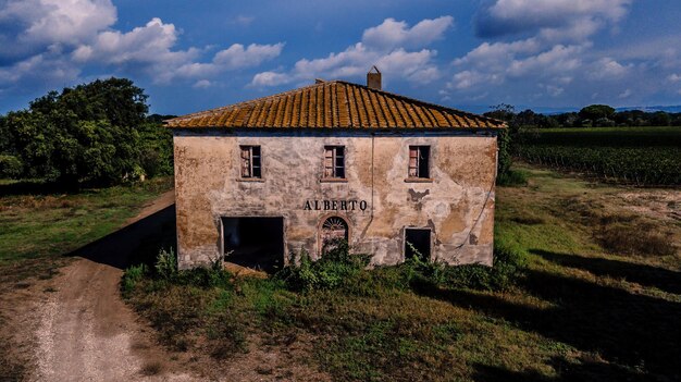 Foto vecchia casa sul campo contro il cielo