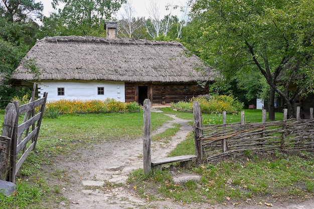 Старый дом прошлого века в украинском селе