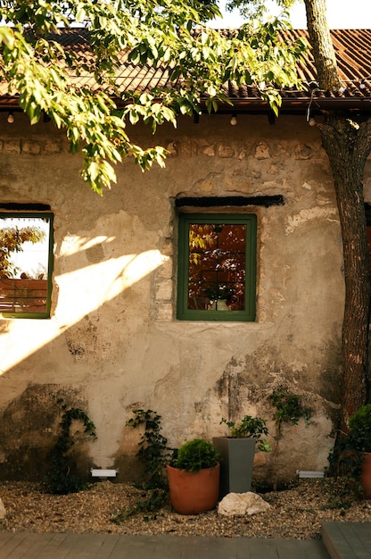 小さな窓のある村の古い家歴史的建造物