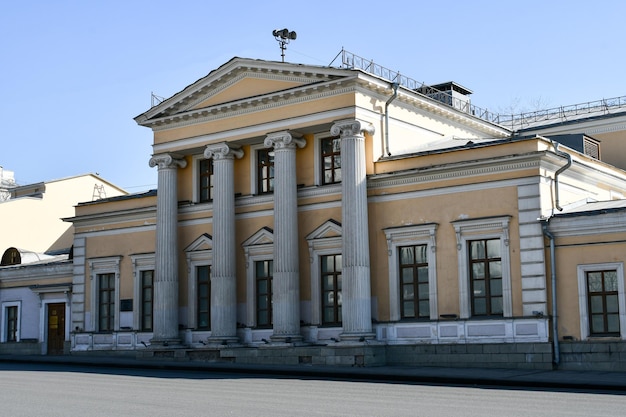 Vecchia casa con colonne in via borovitskaya a mosca casa in pietra gialla 24 marzo 2022 mosca russia