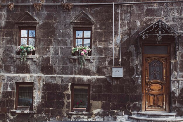 Foto vecchia casa con porte e finestre in legno