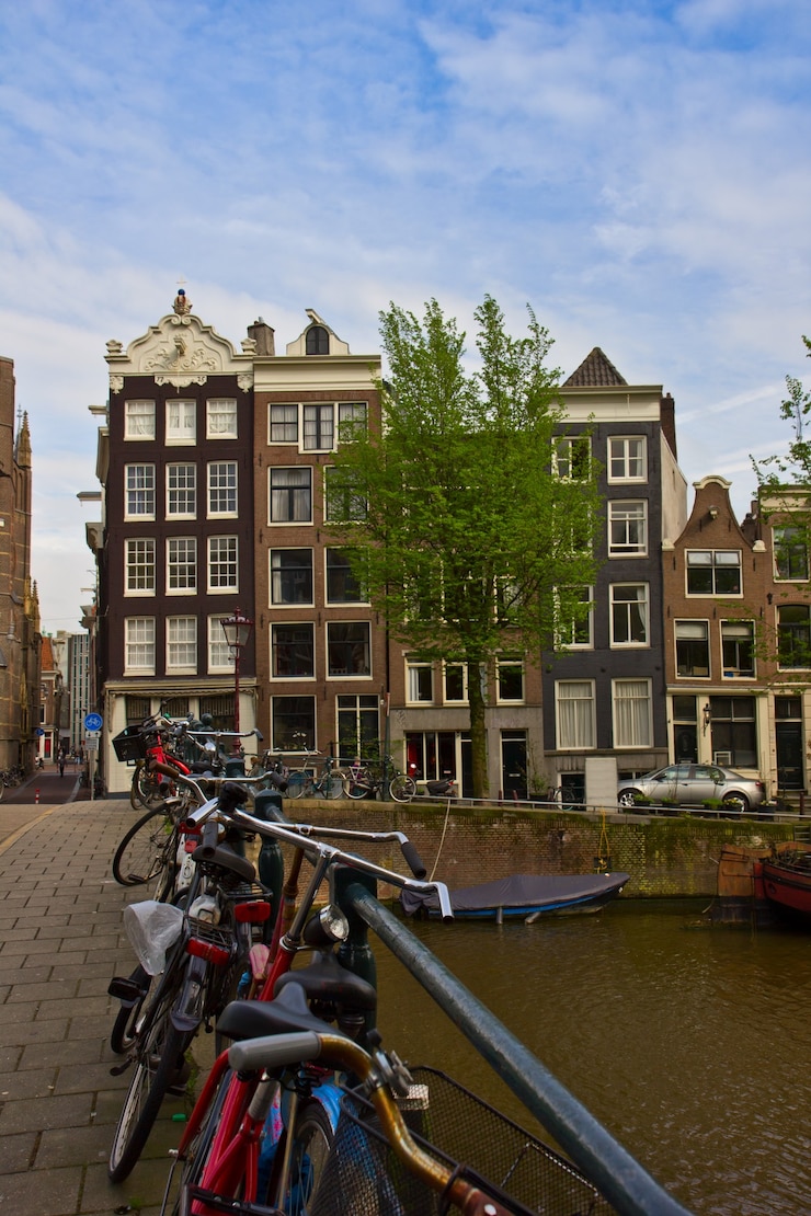 Photo old houses on canal in amsterdam, netherlands
