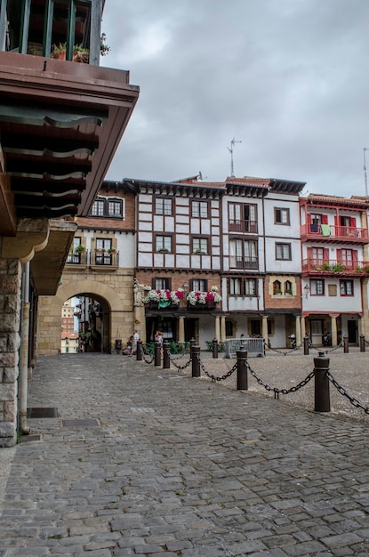 스페인 기푸스코아(Gipuzkoa)의 혼다리비아(Hondarribia) 마을 중심에 있는 오래된 주택