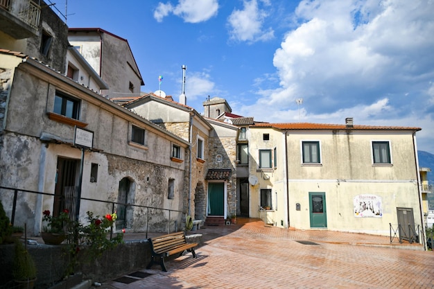 이탈리아 살레르노 지방의 오래된 도시인 올리베토 시트라 (Oliveto Citra) 의 오래된 집들
