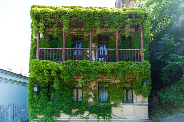 Photo old houses with beautiful wooden verandas in the old town of tbilisi