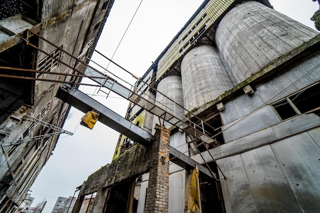 解体のための古い工業用建物廃墟の外観