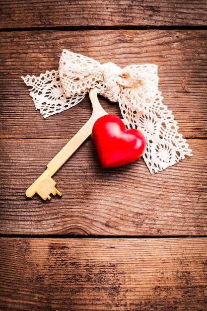 古いインテージキーと赤いハート。私の心のコンセプトの鍵。バレンタインデーのご挨拶。
