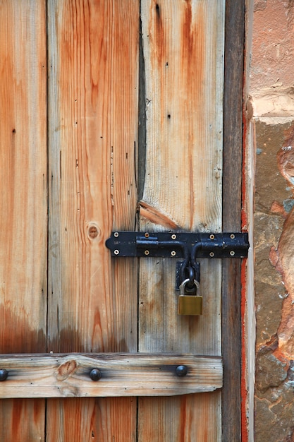 Фото Старый шкафчик ручки двери металла утюга на двери винтажного итальянского стиля деревянной, вертикальной