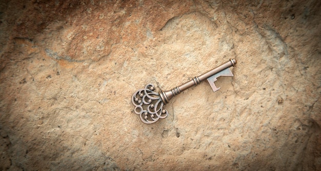Vecchia chiave sullo sfondo di pietra