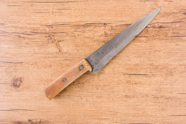写真 木製の背景に古いナイフ