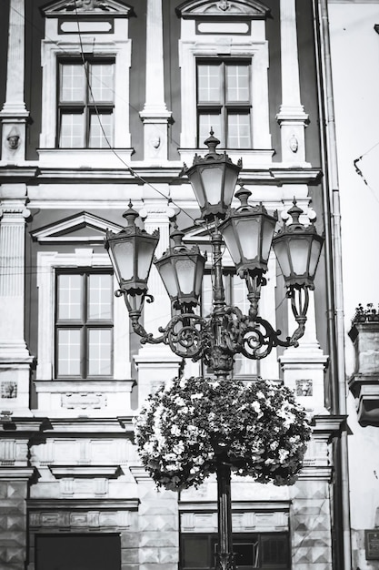 Фото Старый фонарь на площади во львовечерно-белое изображение
