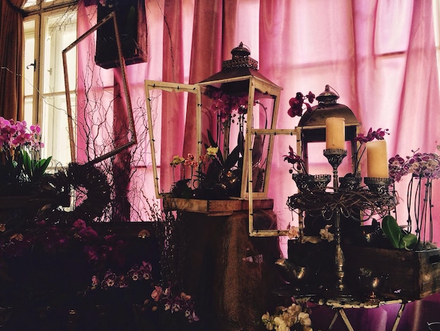 Foto vecchie lanterne con piante contro le finestre