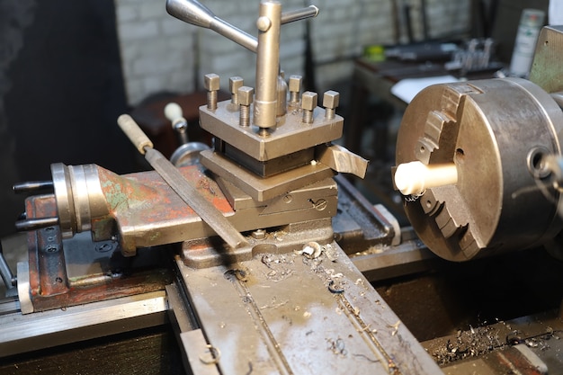 Photo old lathe machine close-up of a turner's workplace