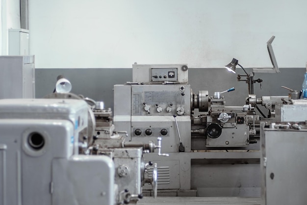 Vecchio tornio per la lavorazione dei metalli tipo di parti di macchine metalliche nel negozio di tornio in fabbrica contesto industriale attrezzature industriali