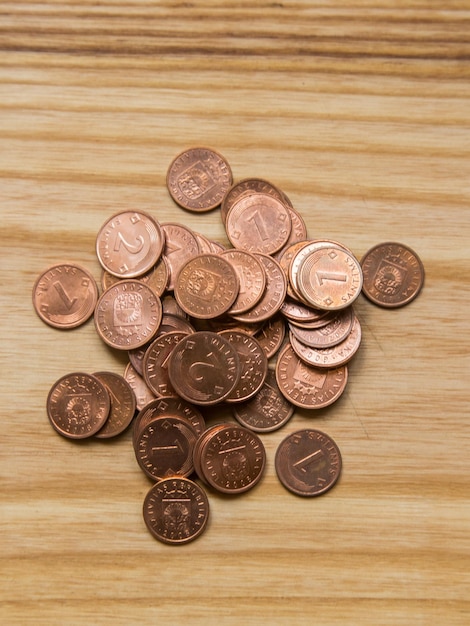 Photo old latvian coins on a wooden background