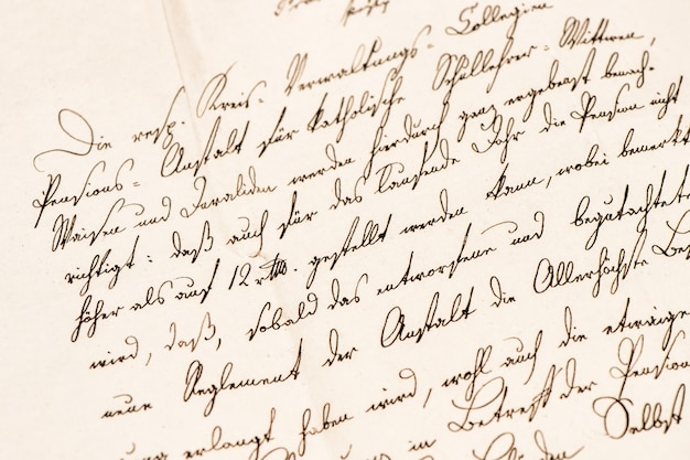 Foto vecchia lettera con testo scritto a mano indefinito. fondo di struttura di carta dell'annata di lerciume