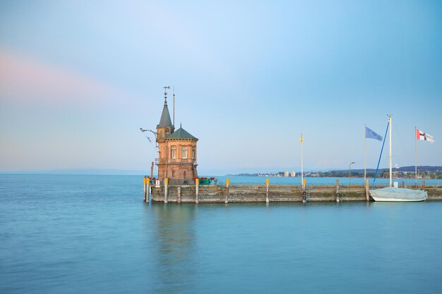 Foto vecchio faro nel porto di costanza germania