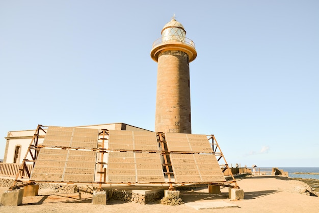 海 の 近く の 古い 灯台