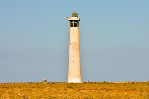 Foto vecchio faro vicino al mare