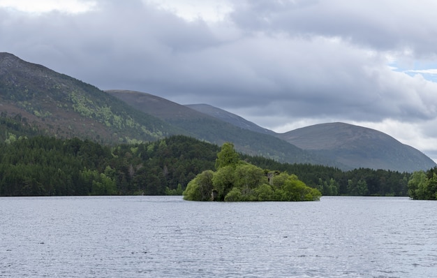 Old Loch an Eilein Castle gelegen in het midden van Loch an Eilein, Schotland