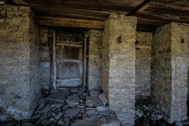 Una vecchia porta chiusa a chiave in una città di pietra abbandonata