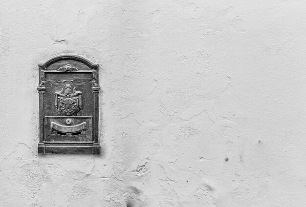 Старый почтовый ящик с копировальным пространством в черно-белом цвете