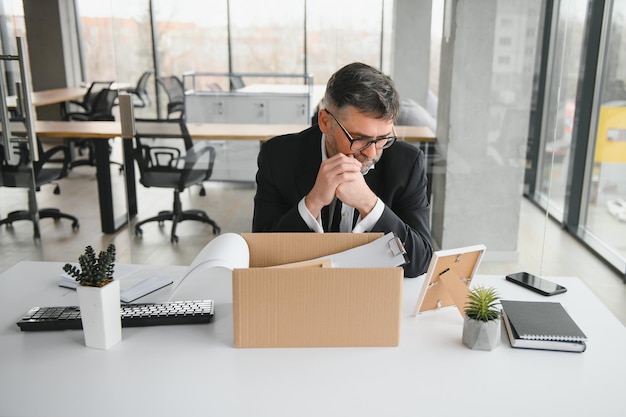 Photo old male employee being fired from his work