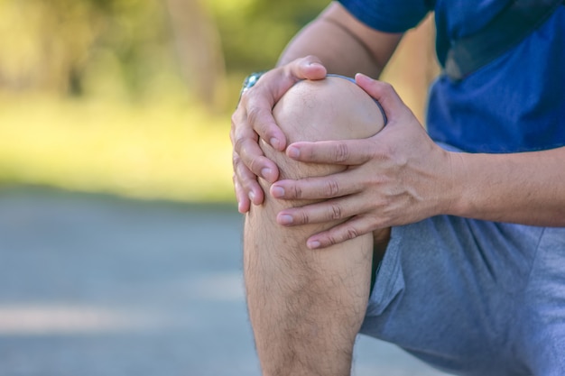 old man are problem knee pain effect to everyday life
