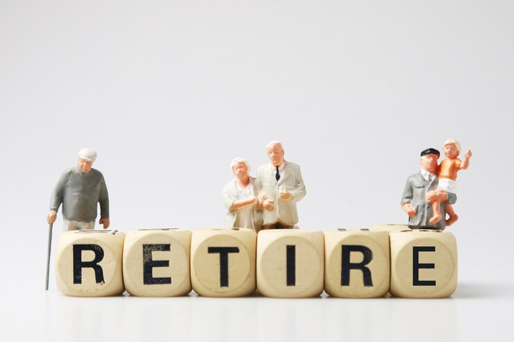 Photo old man elderly figure toy and retire workd, people working to oldert and want to rest he reitre to finaly.