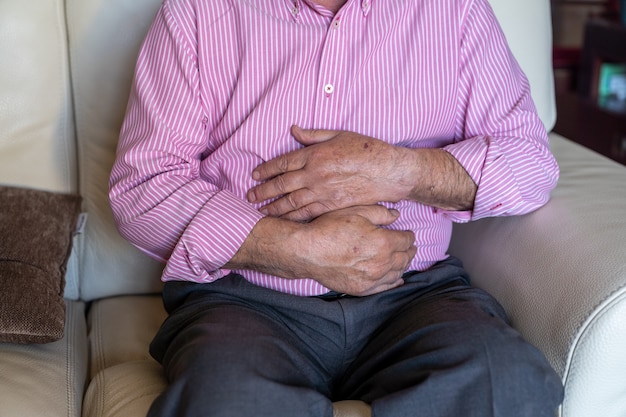 Photo old man feeling pain ache on his tummy