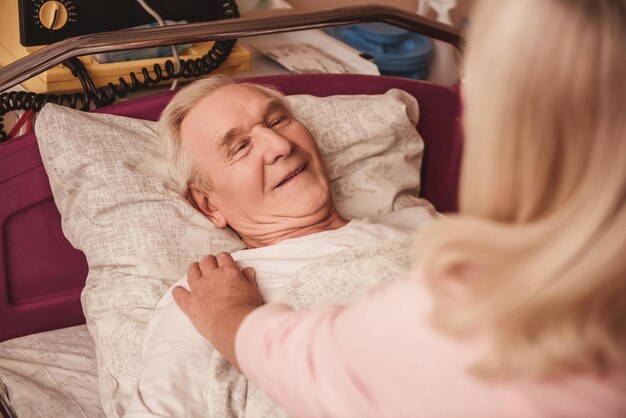 Photo old man in hospital