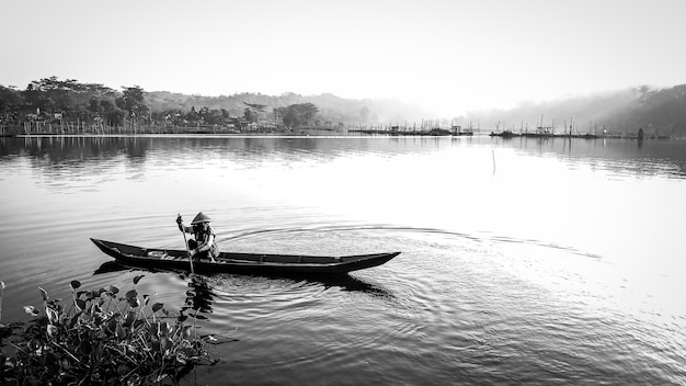 Photo the old man and the lake in black white