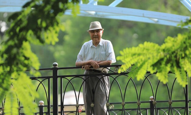 老人は笑顔で夏に屋外で休む