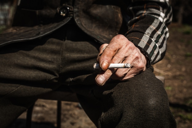 Photo old man smoking