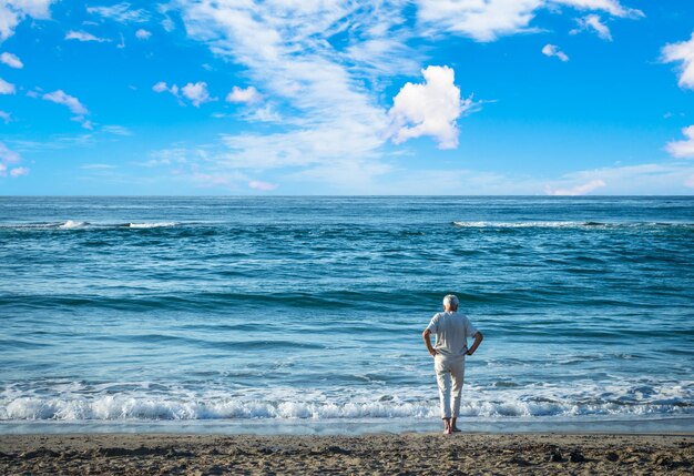 写真 海を見つめる老人