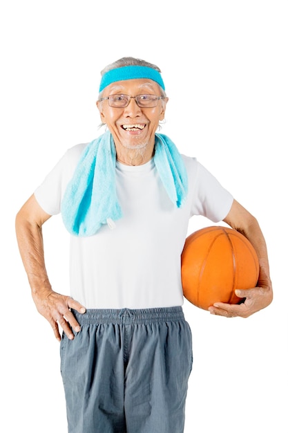 농구를 들고 있는 동안 노인은 운동복을 입는다