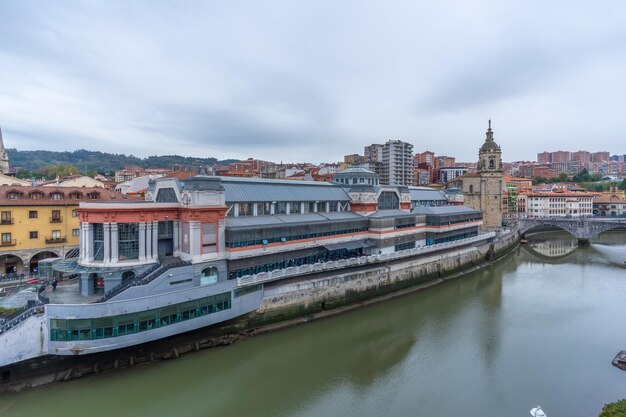 ビスカヤ バスク国のビルバオ市のサン アントン橋の横にある古い市場