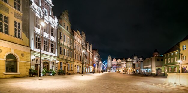 Photo old market square in the center of a european city at night bright illumination urban tenement