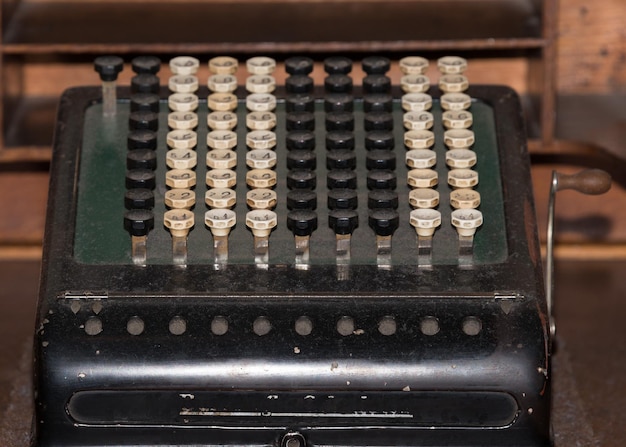 Старый механический калькулятор, покрытый пылью