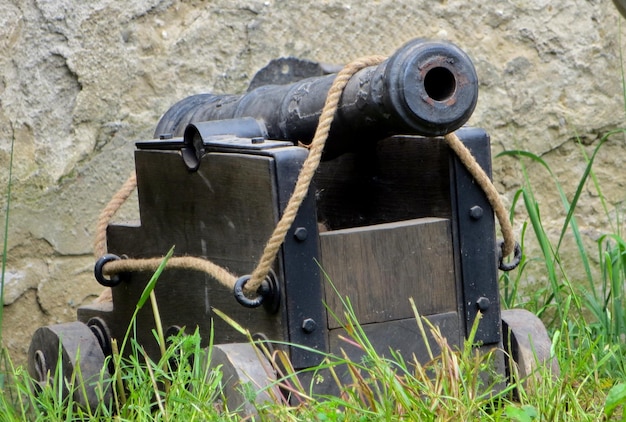古い中世の大砲 簡単な小さな古い鉄の大砲 木製の馬車に