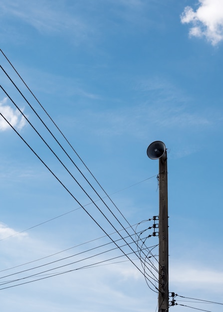 Foto vecchio megafono sul palo elettrico.