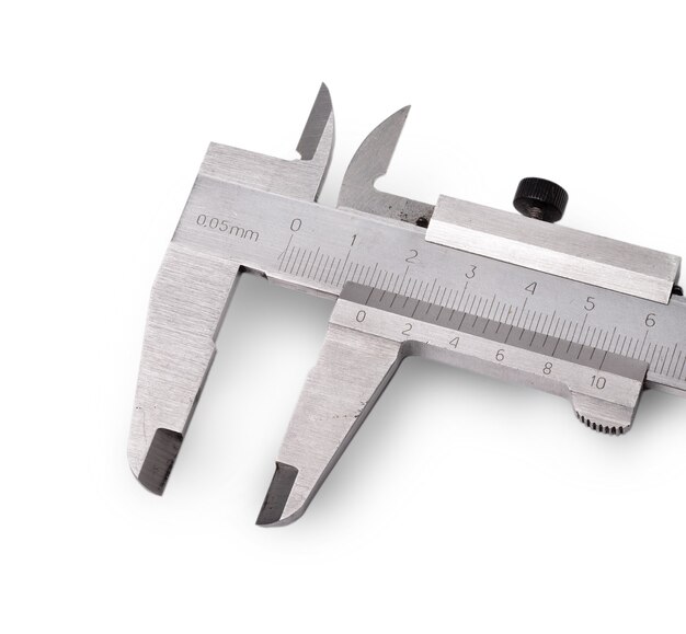 Старый металлический штангенциркуль, вырезанный на белой поверхности