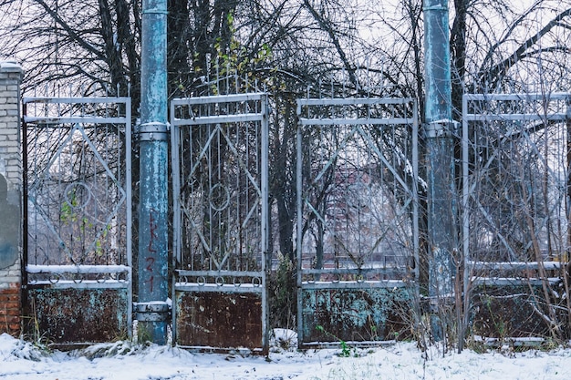 Старые металлические ворота зимой