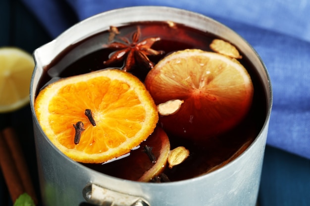 맛있는 mulled 와인의 오래된 금속 팬