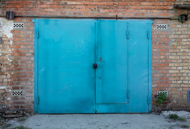 старые металлические двери склада ангар