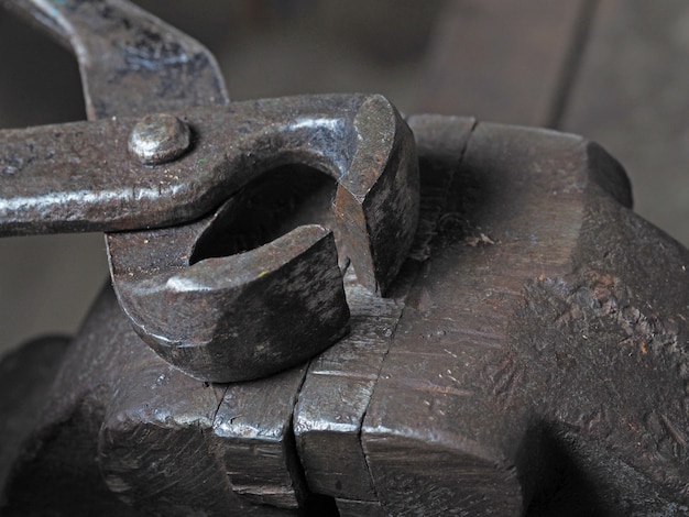 Photo old metal wire cutters lie on a rusty vise