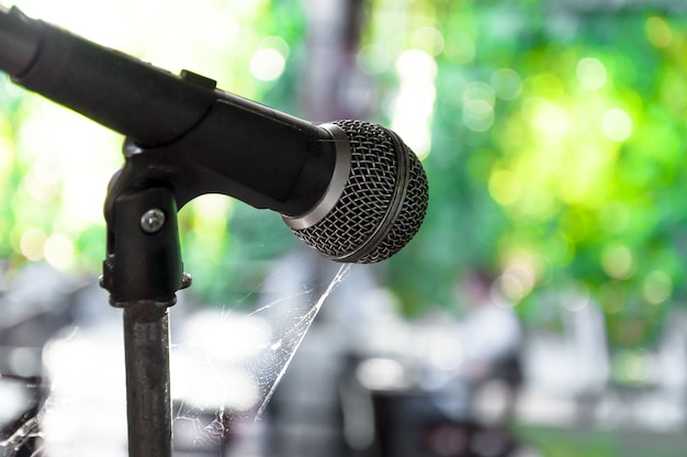 Vecchio microfono sul palco dispendioso abbandonato