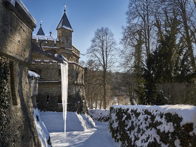 Foto vecchio mulino nella neve