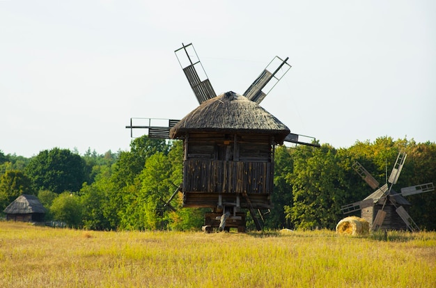 古いミル。ウクライナの建築。風車