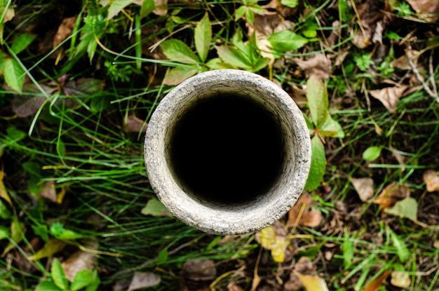 Foto vecchio tubo dell'acqua di estrazione mineraria vecchie acque reflue o tubo in campagna